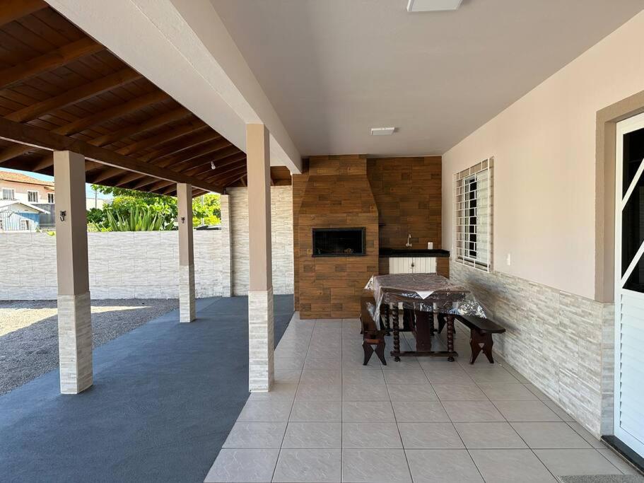 Casa completa a 200m do mar na Praia da Pinheira.