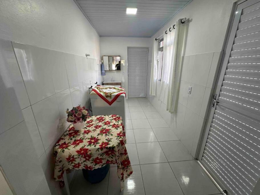 Casa completa a 200m do mar na Praia da Pinheira.