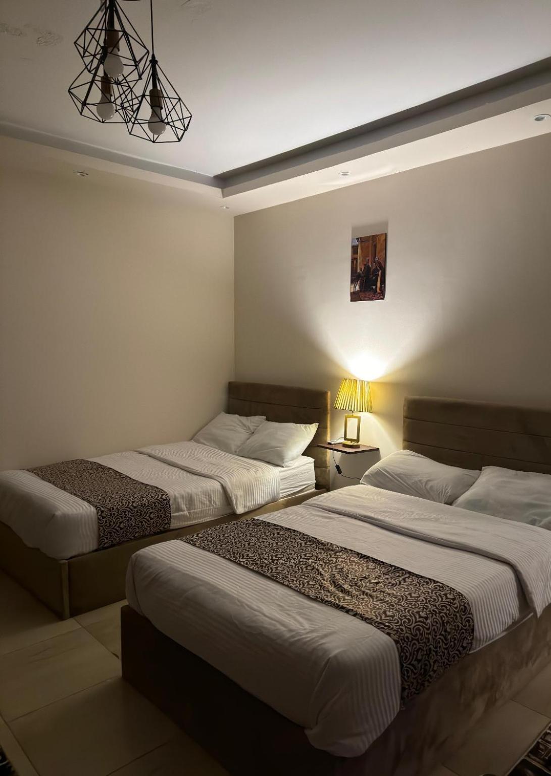 Hur Pyramids land inn