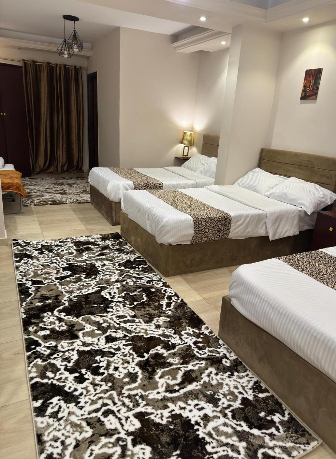 Hur Pyramids land inn
