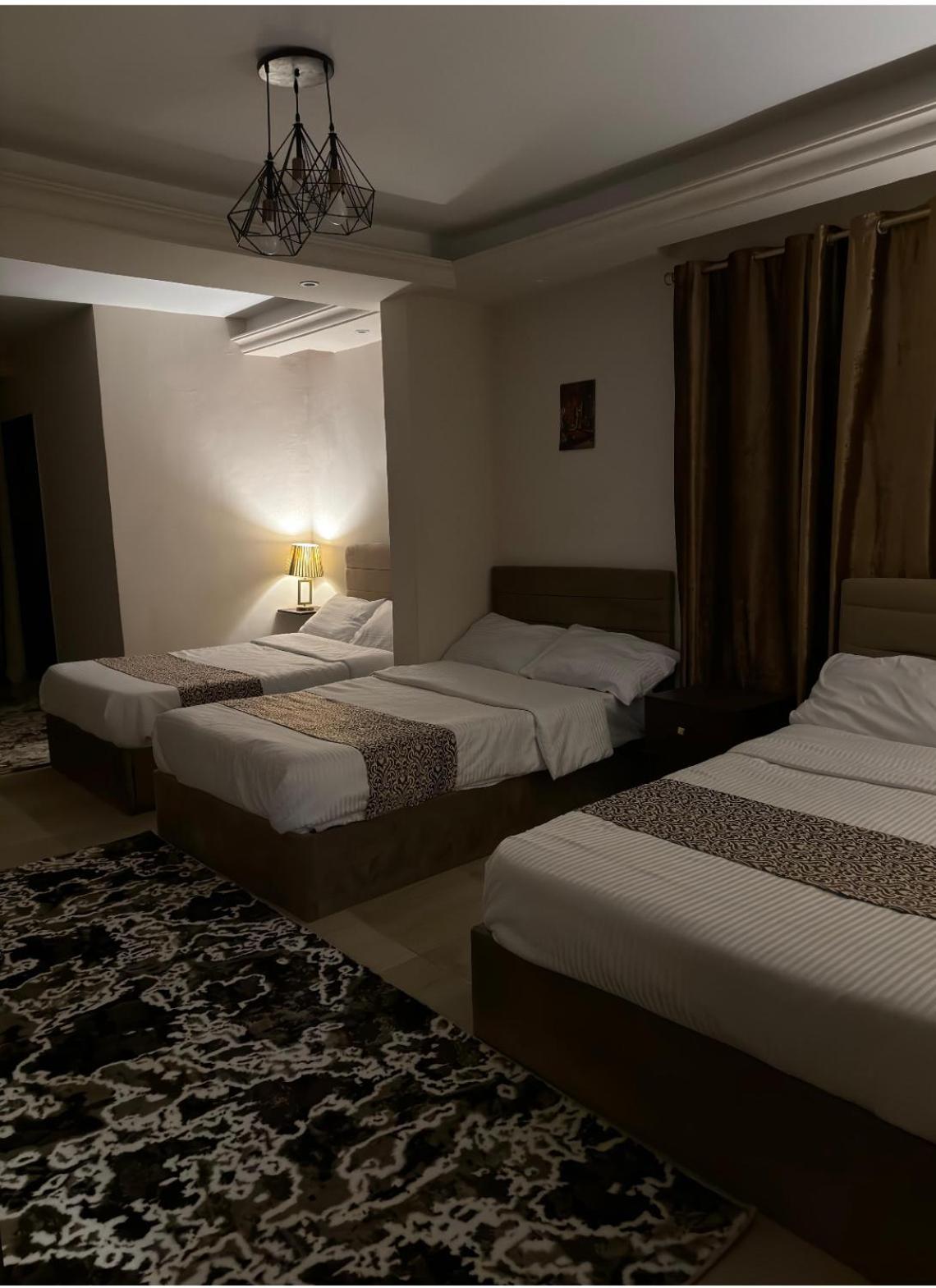 Hur Pyramids land inn