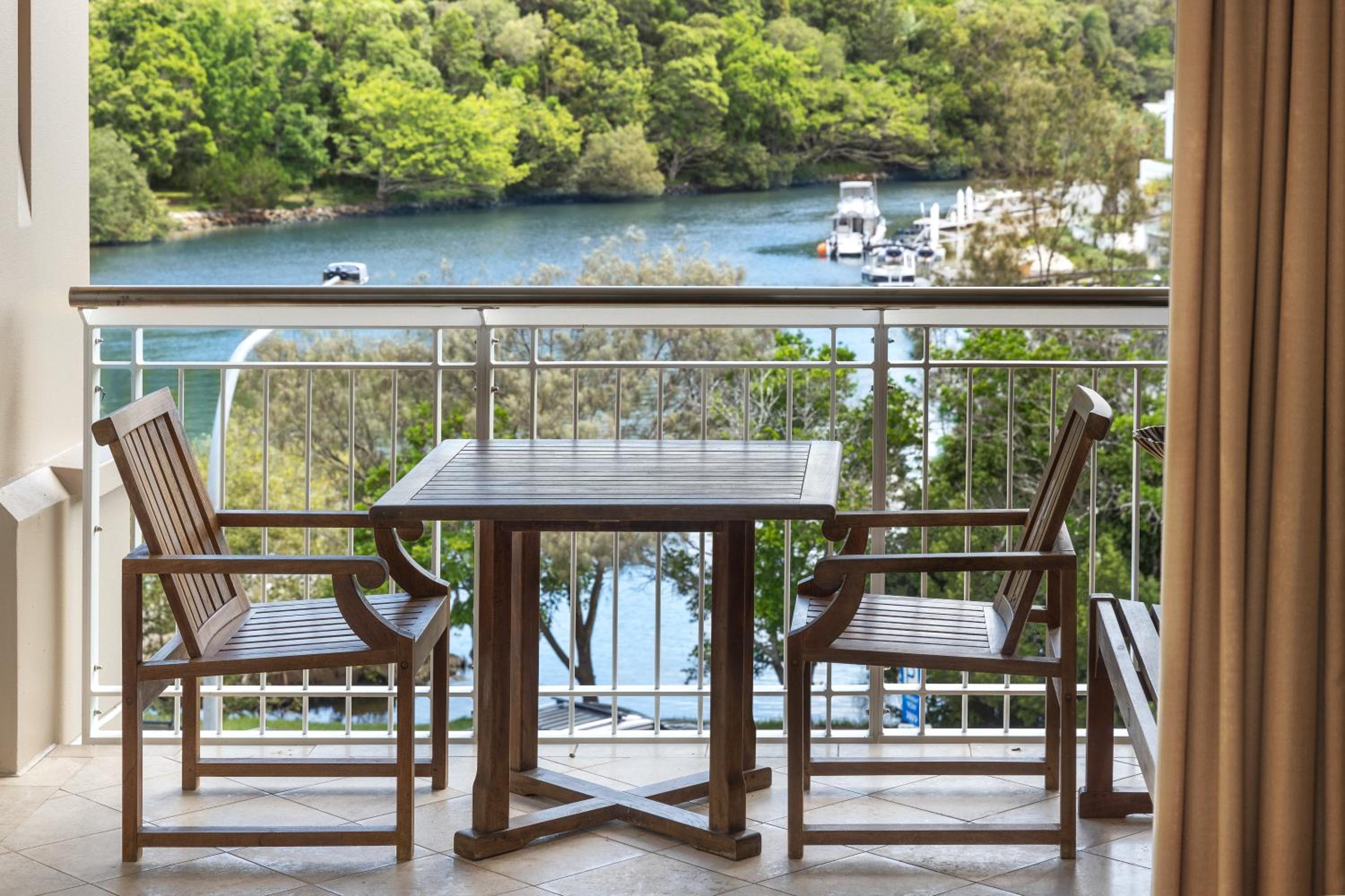 Hotel Charming Baroque Escape for 2 in Hastings street, Noosa - Image 1