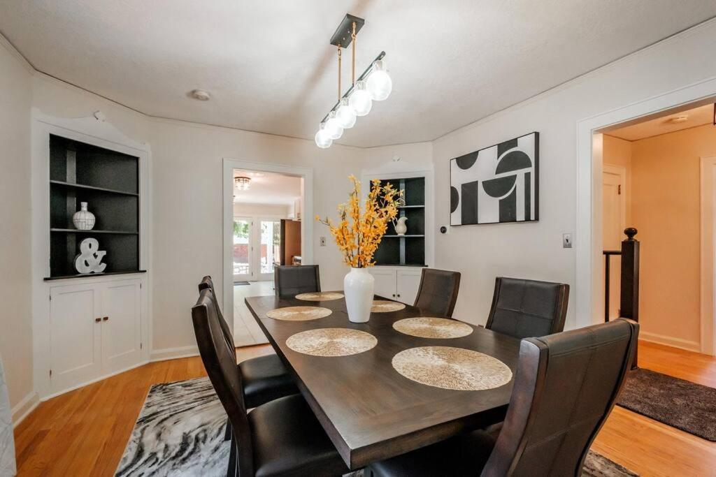 Albany Vacations - Beautifully Restored Home by OSU w/2 King 1 QN - Property Image 2