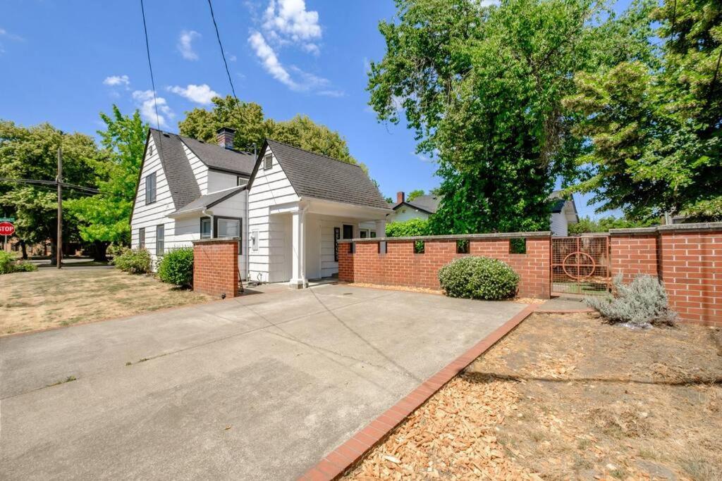 Albany Vacations - Beautifully Restored Home by OSU w/2 King 1 QN - Property Image 5