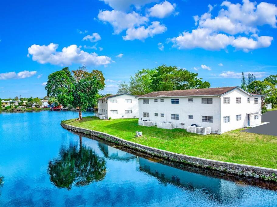 Parking - King Bed - Water Front - Palm Wave Says view 3