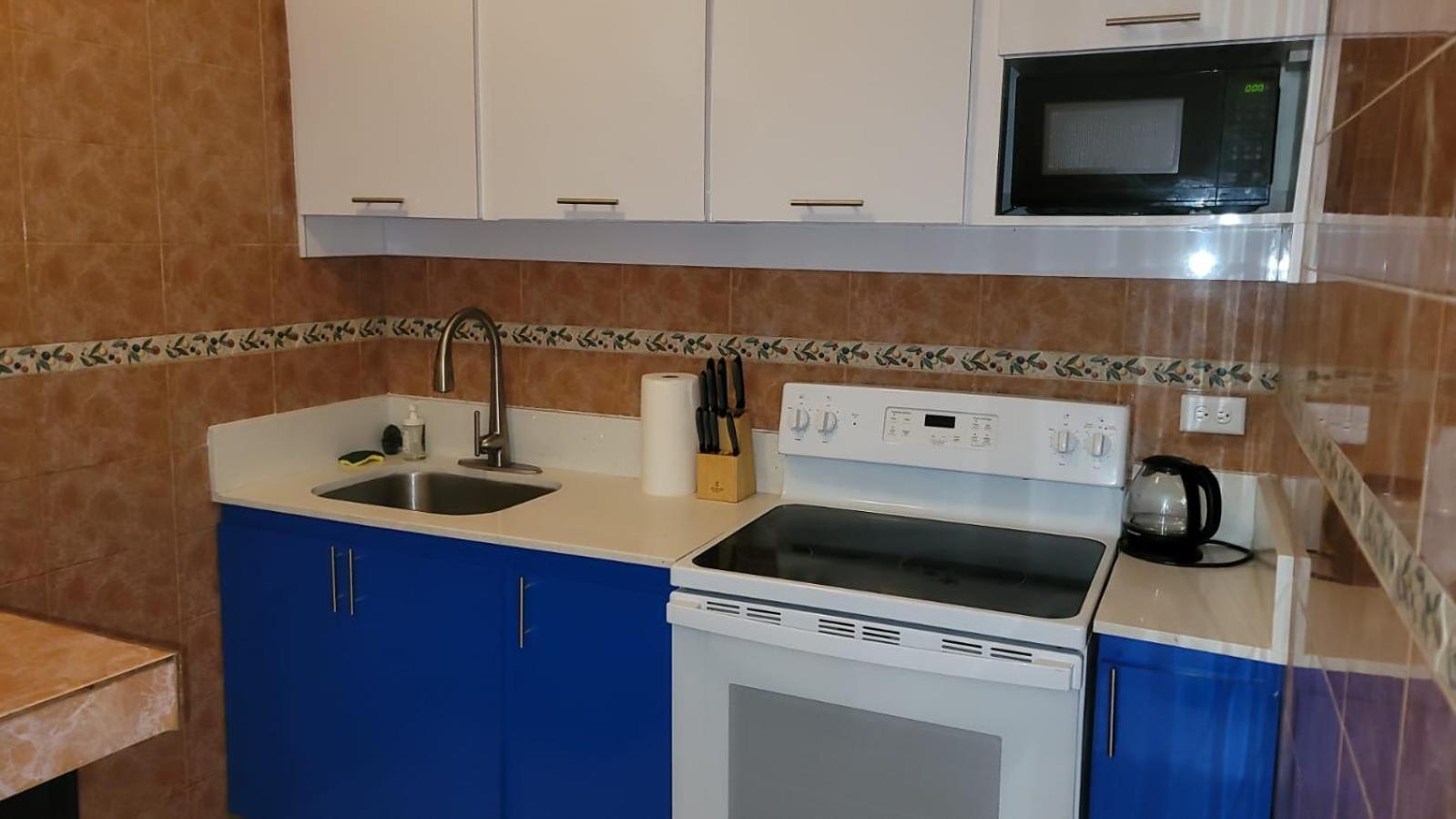310 Del Valle Central, Freshly Remodeled 3 Bedroom Home Sleeps 8