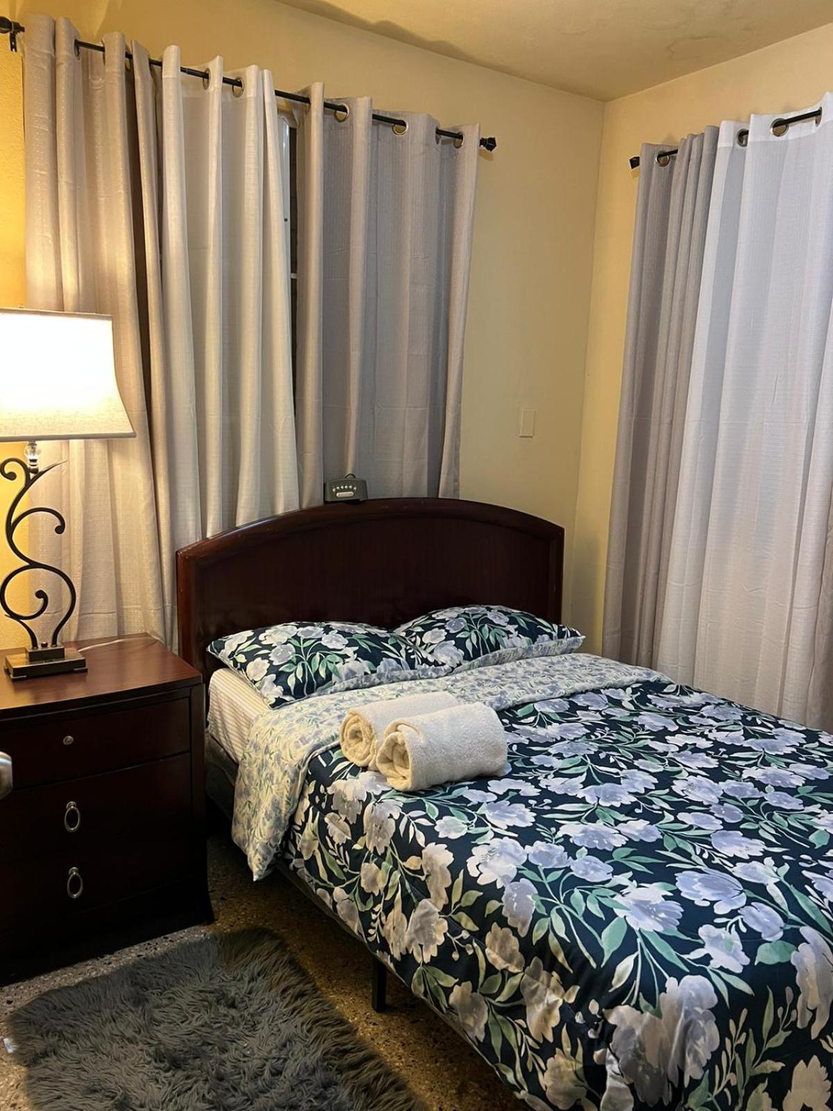 310 Del Valle Central, Freshly Remodeled 3 Bedroom Home Sleeps 8