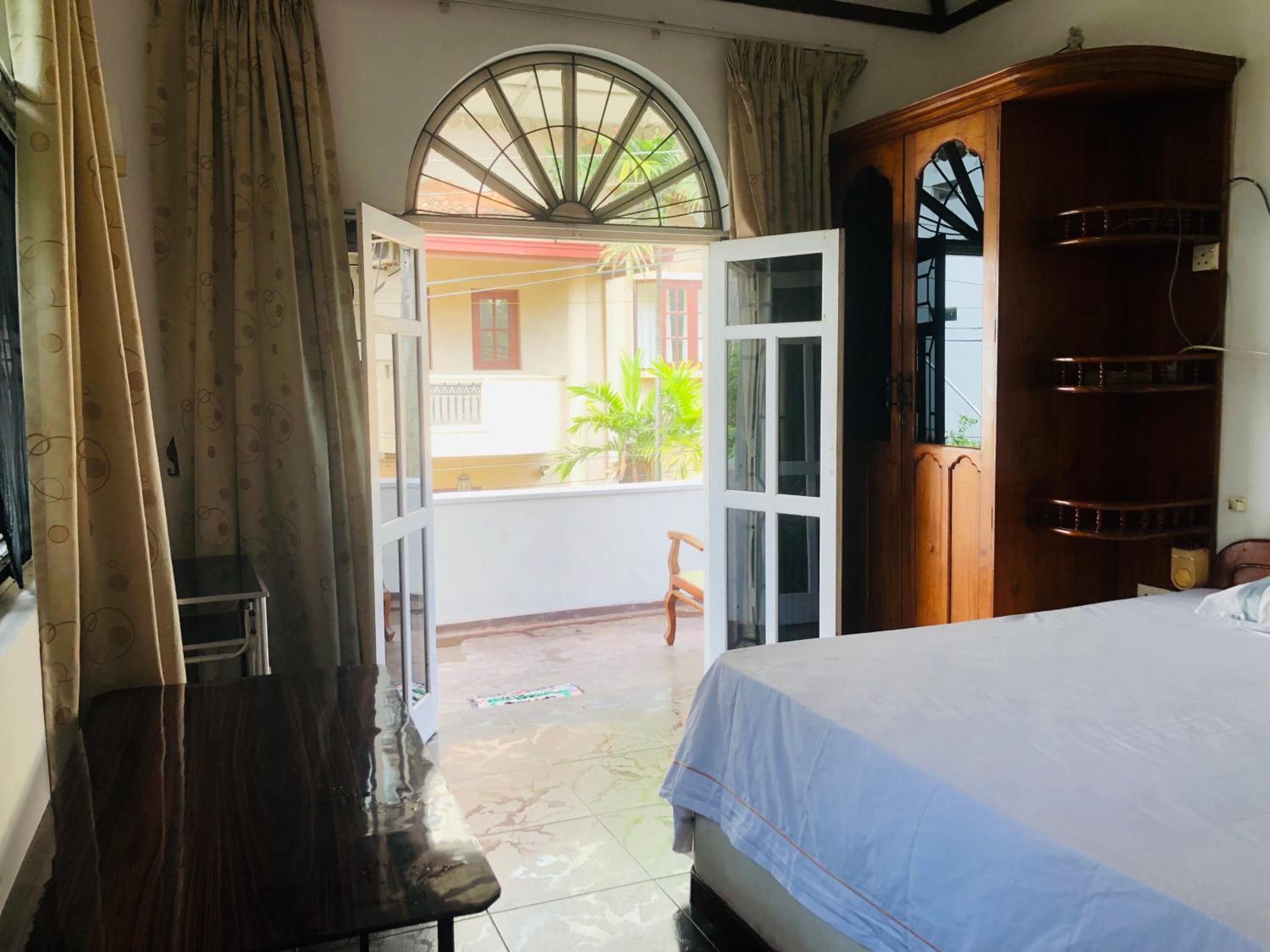 Sarojeni Apartments and Rooms