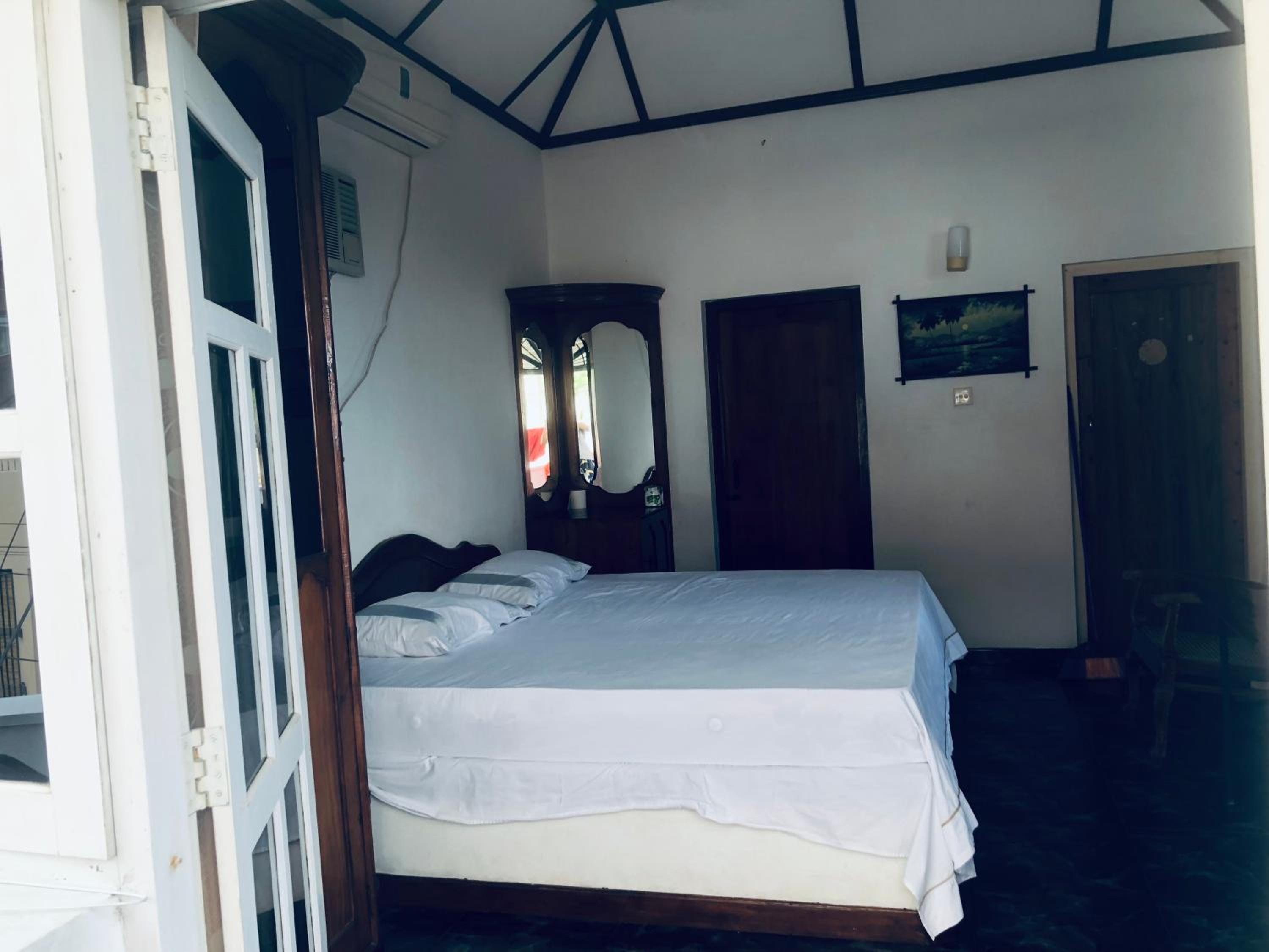 Sarojeni Apartments and Rooms