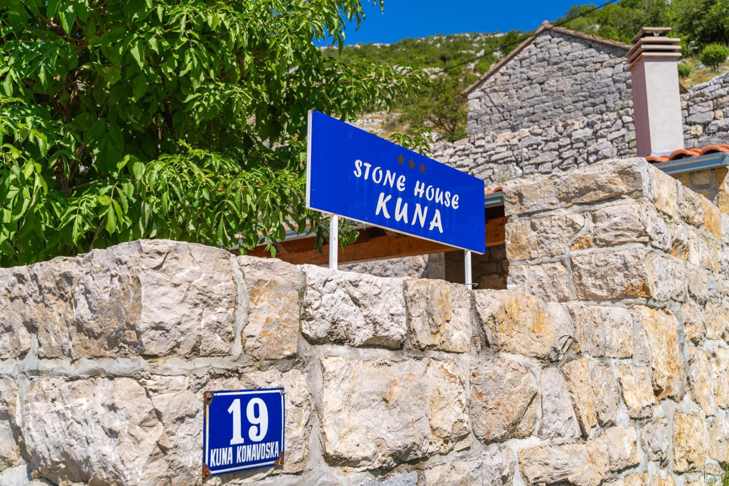 Hotel Villa Stone House Kuna - Image 1