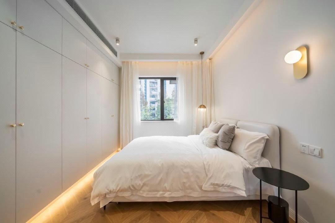 Shanghai Hills & Serendipity Family Homestay with 3 Bedrooms Near Line4&8 South Xizang Rd