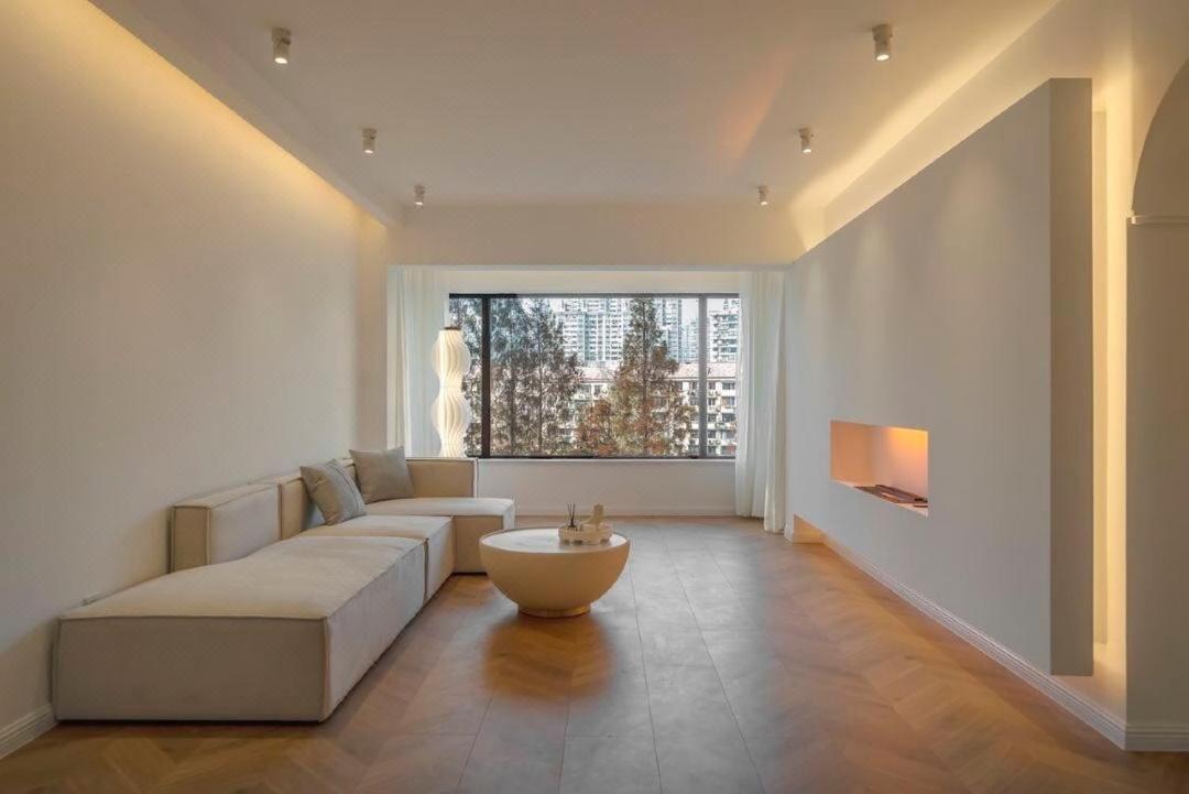 Shanghai Hills & Serendipity Family Homestay with 3 Bedrooms Near Line4&8 South Xizang Rd