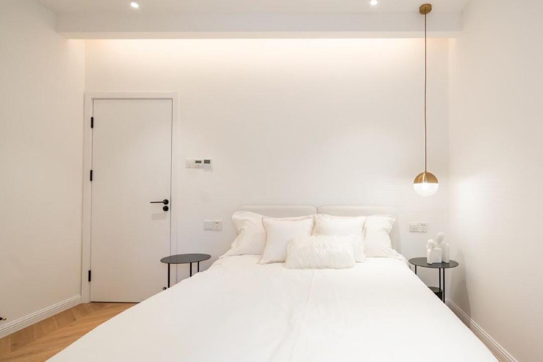Shanghai Hills & Serendipity Family Homestay with 3 Bedrooms Near Line4&8 South Xizang Rd