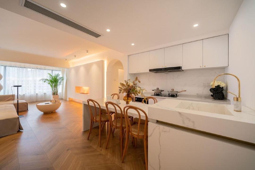 Shanghai Hills & Serendipity Family Homestay with 3 Bedrooms Near Line4&8 South Xizang Rd