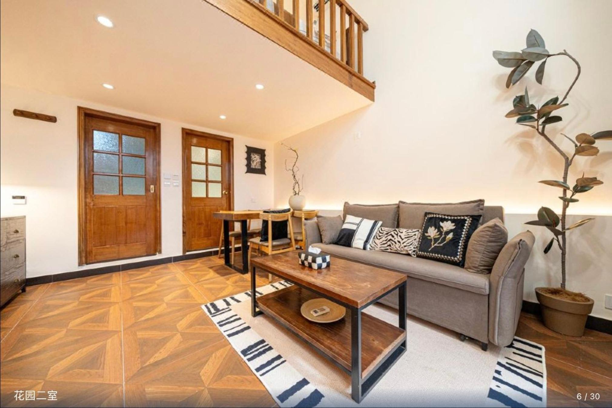 Shanghai Hills & Well-time MCM Family B&B with Terrace Near Line2 Jing'an Temple