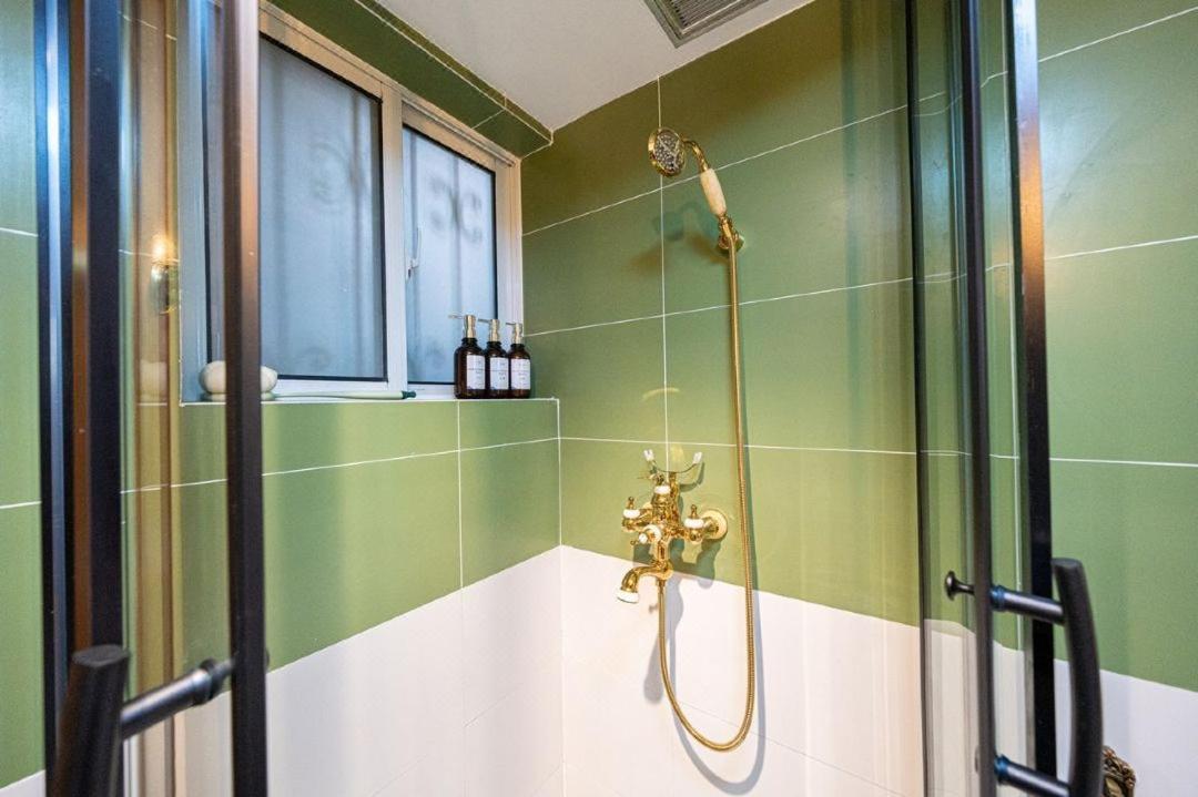 Shanghai Hills & Well-time MCM Family B&B with Terrace Near Line2 Jing'an Temple