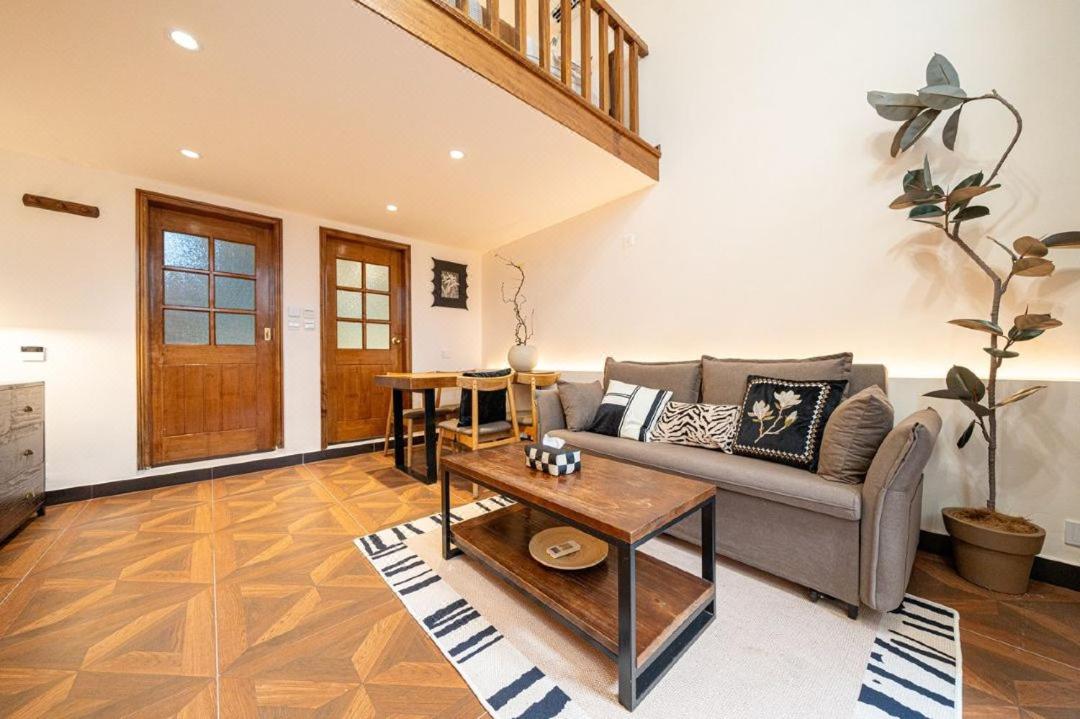 Shanghai Hills & Well-time MCM Family B&B with Terrace Near Line2 Jing'an Temple
