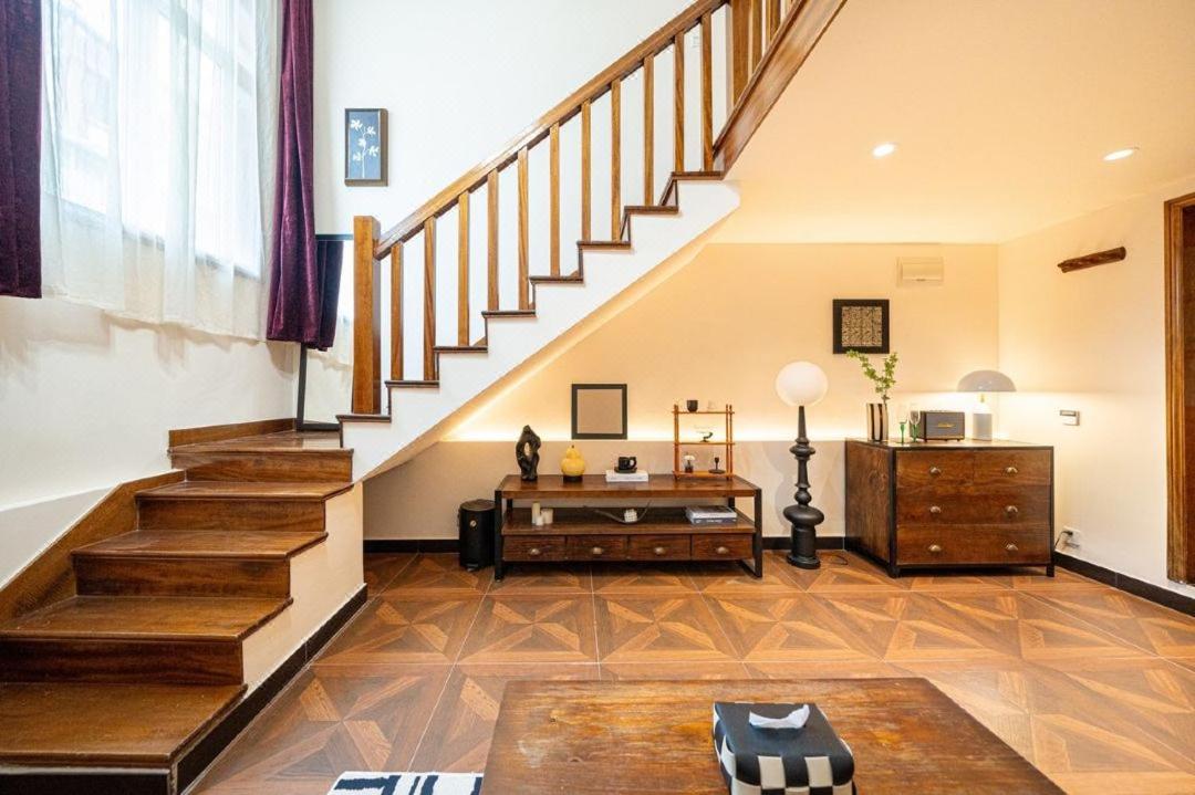 Shanghai Hills & Well-time MCM Family B&B with Terrace Near Line2 Jing'an Temple