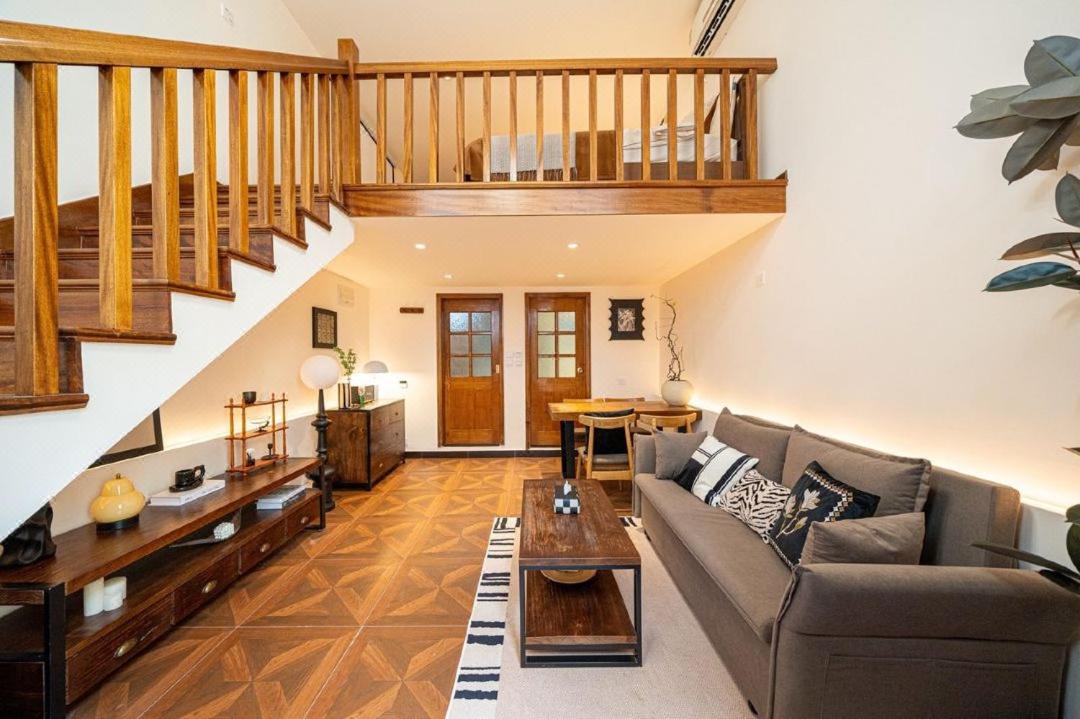 Shanghai Hills & Well-time MCM Family B&B with Terrace Near Line2 Jing'an Temple