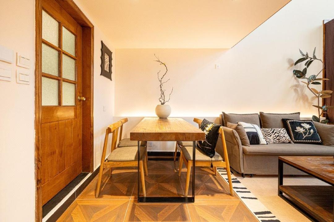 Shanghai Hills & Well-time MCM Family B&B with Terrace Near Line2 Jing'an Temple
