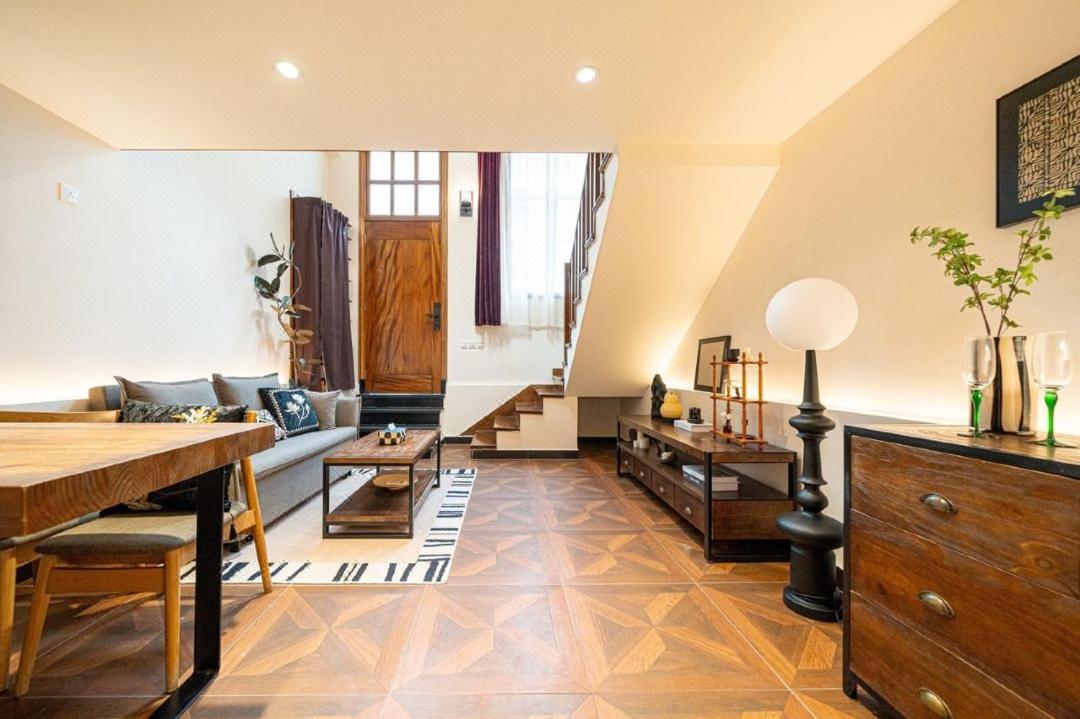 Shanghai Hills & Well-time MCM Family B&B with Terrace Near Line2 Jing'an Temple