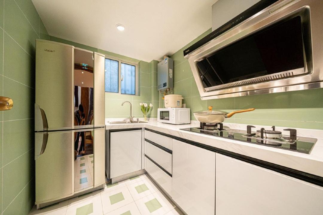 Shanghai Hills & Well-time MCM Family B&B with Terrace Near Line2 Jing'an Temple
