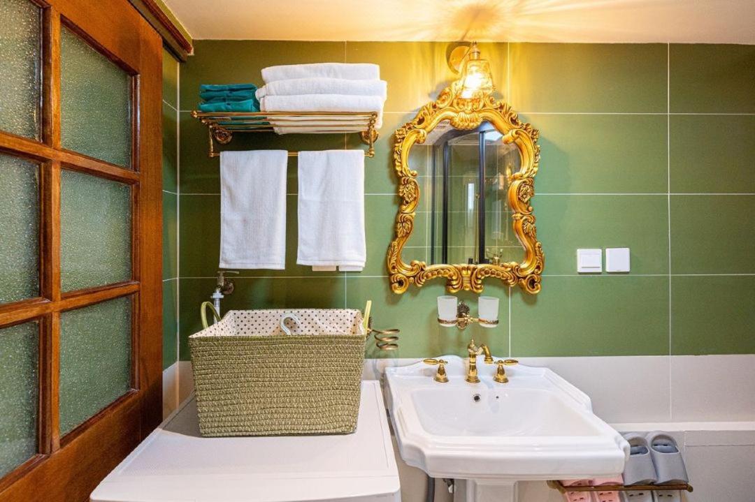Shanghai Hills & Well-time MCM Family B&B with Terrace Near Line2 Jing'an Temple