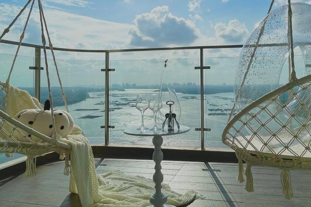 Dooga Ins-Dreamspace L37 Seaview Projector 1-6pax
