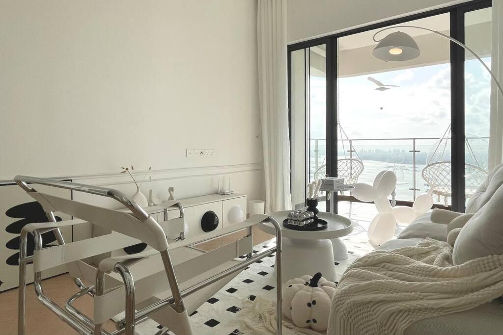 Dooga Ins-Dreamspace L37 Seaview Projector 1-6pax