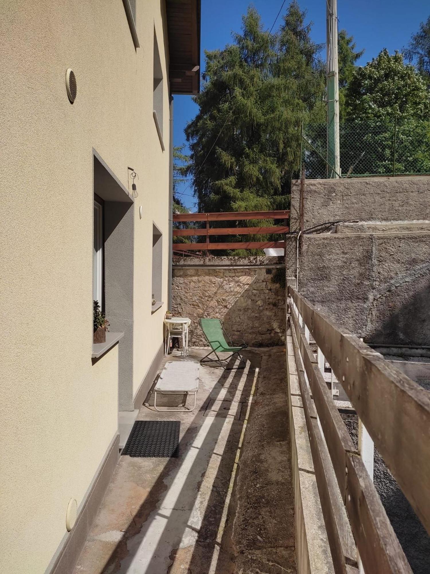 Casetta gialla view 3