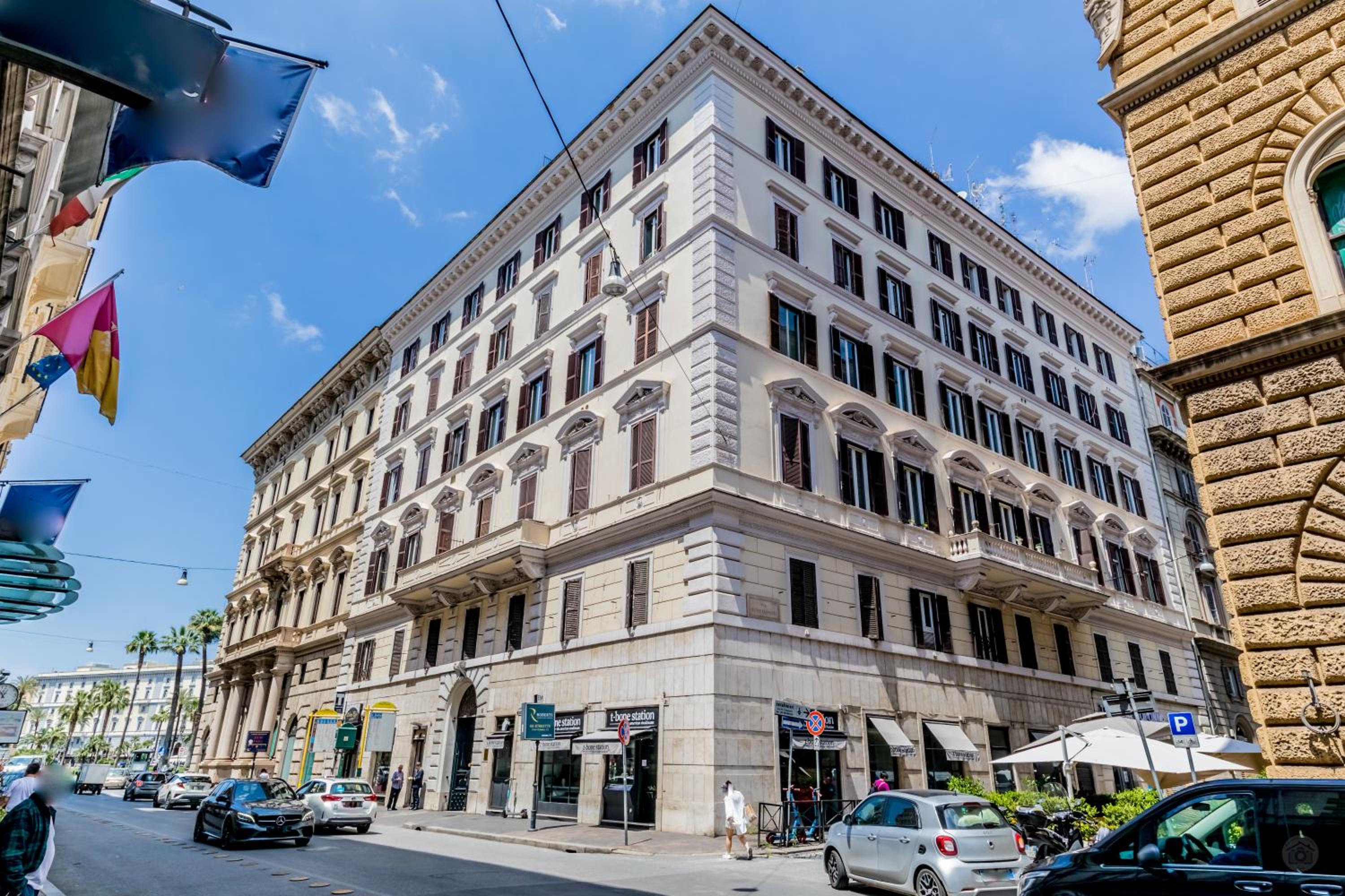 Attico nel cuore di Roma con box privato per auto