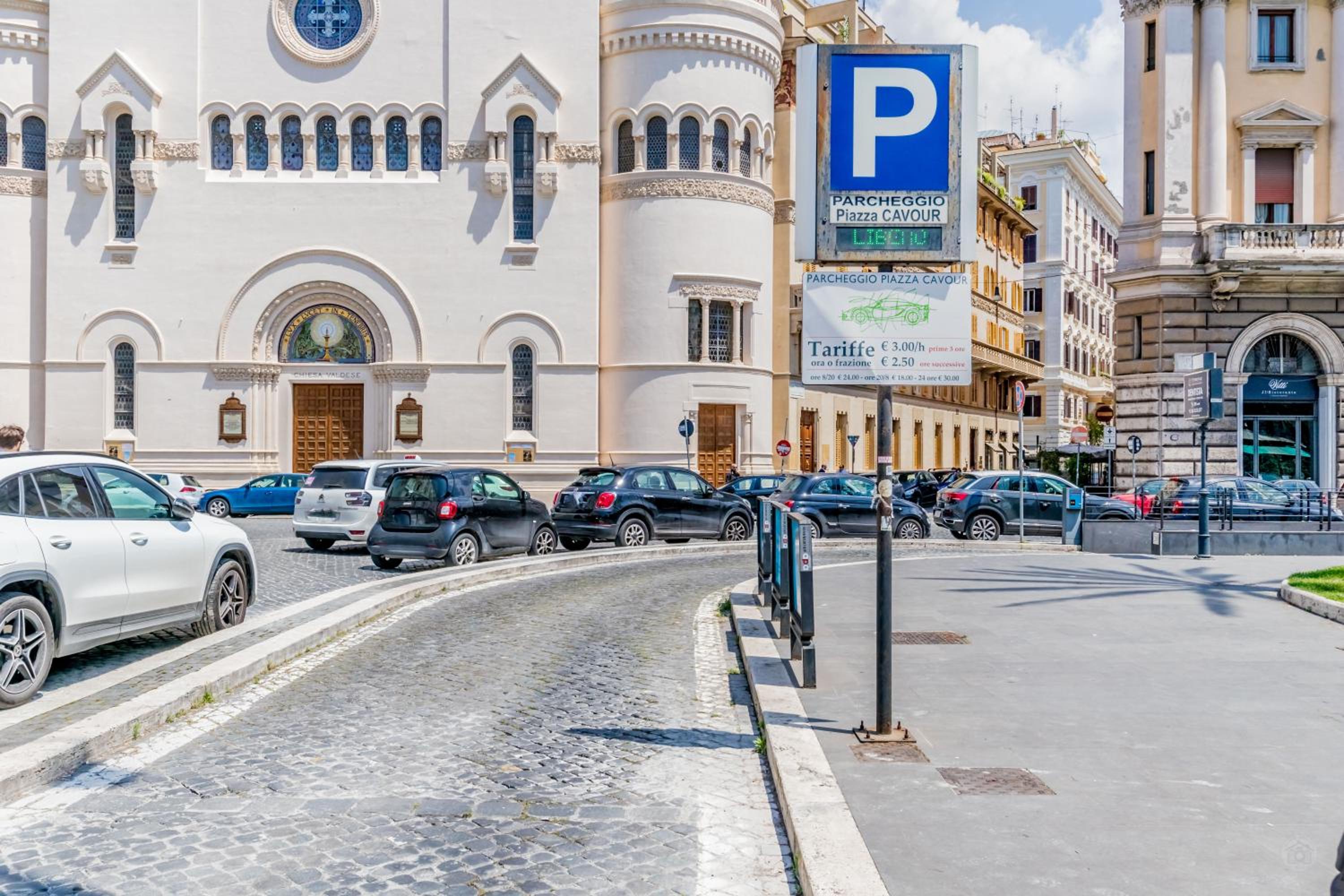 Attico nel cuore di Roma con box privato per auto