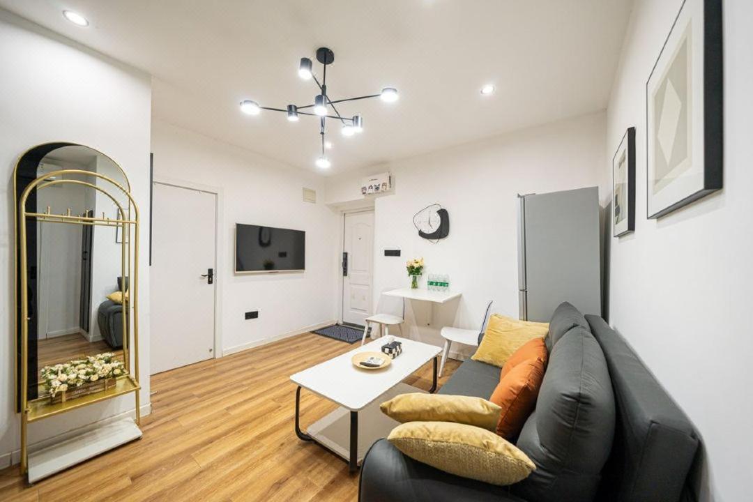 Shanghai Hills&Well-time Family Homestay Fuxing 3 Bedrooms Near Line 1 Changshu rd and Near Jing'an Temple
