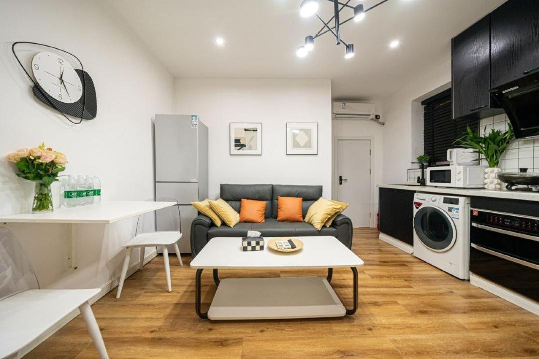 Shanghai Hills&Well-time Family Homestay Fuxing 3 Bedrooms Near Line 1 Changshu rd and Near Jing'an Temple