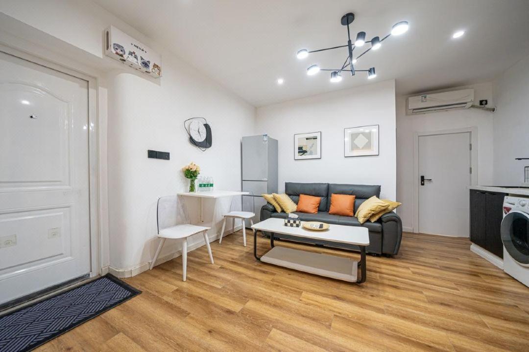Shanghai Hills&Well-time Family Homestay Fuxing 3 Bedrooms Near Line 1 Changshu rd and Near Jing'an Temple