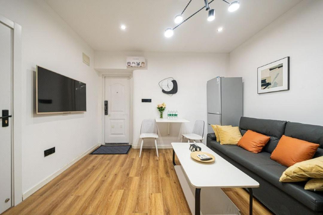 Shanghai Hills&Well-time Family Homestay Fuxing 3 Bedrooms Near Line 1 Changshu rd and Near Jing'an Temple