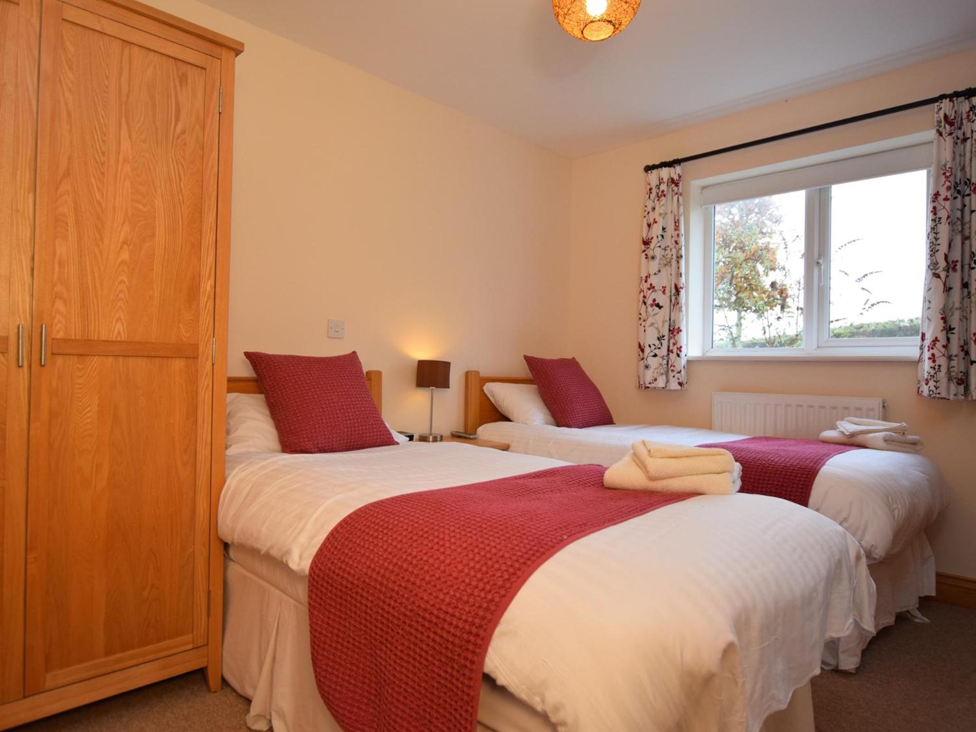 3 Bed in Crediton oc-waie3 view 2