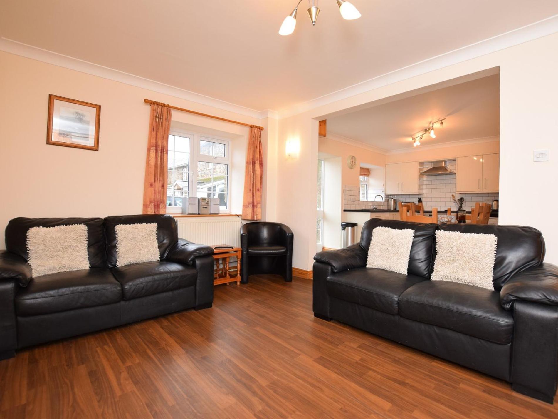 3 Bed in Crediton oc-friar view 2
