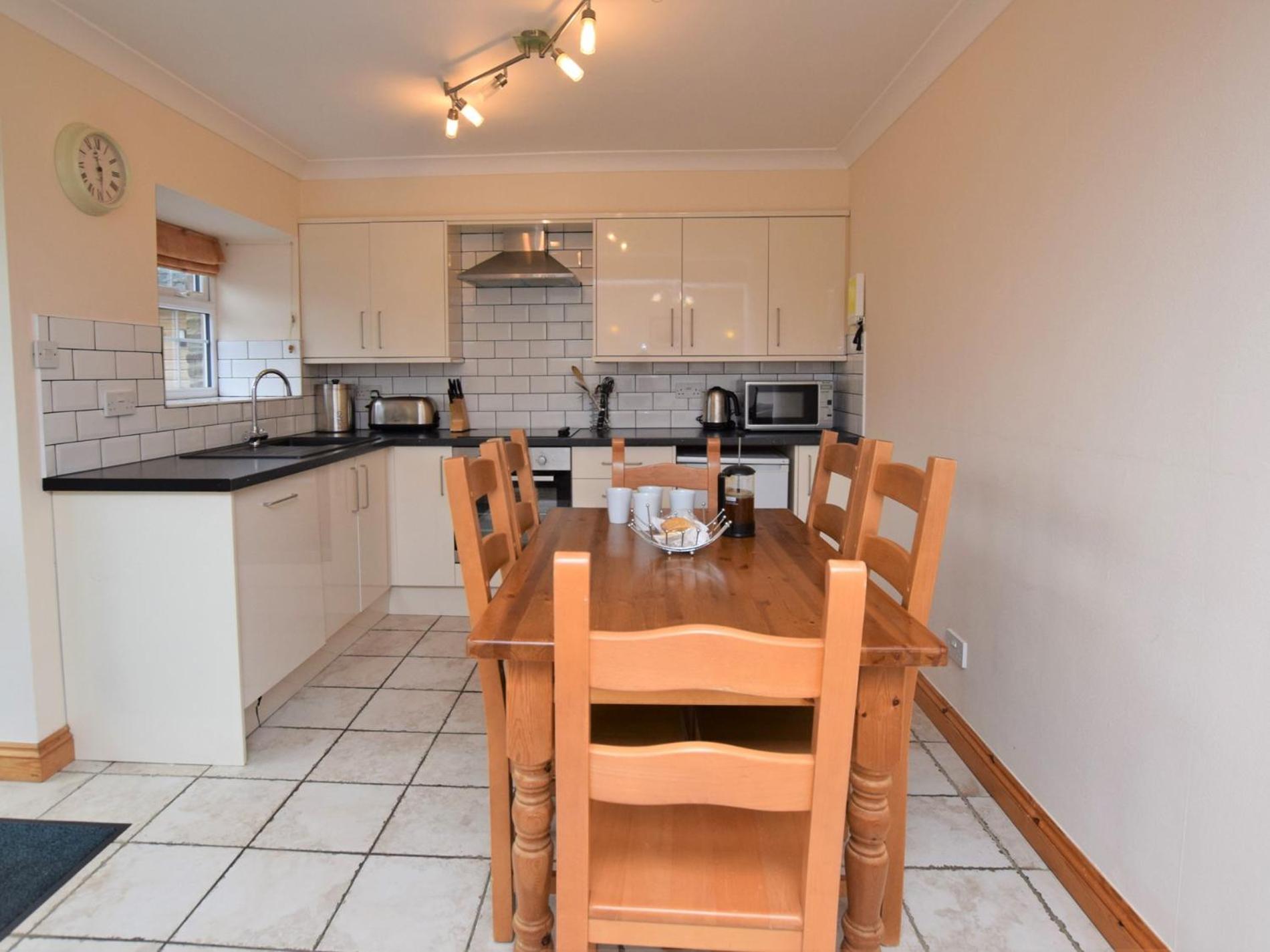 3 Bed in Crediton oc-friar view 4