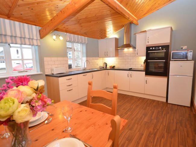 3 Bed in Crediton oc-waiec view 3