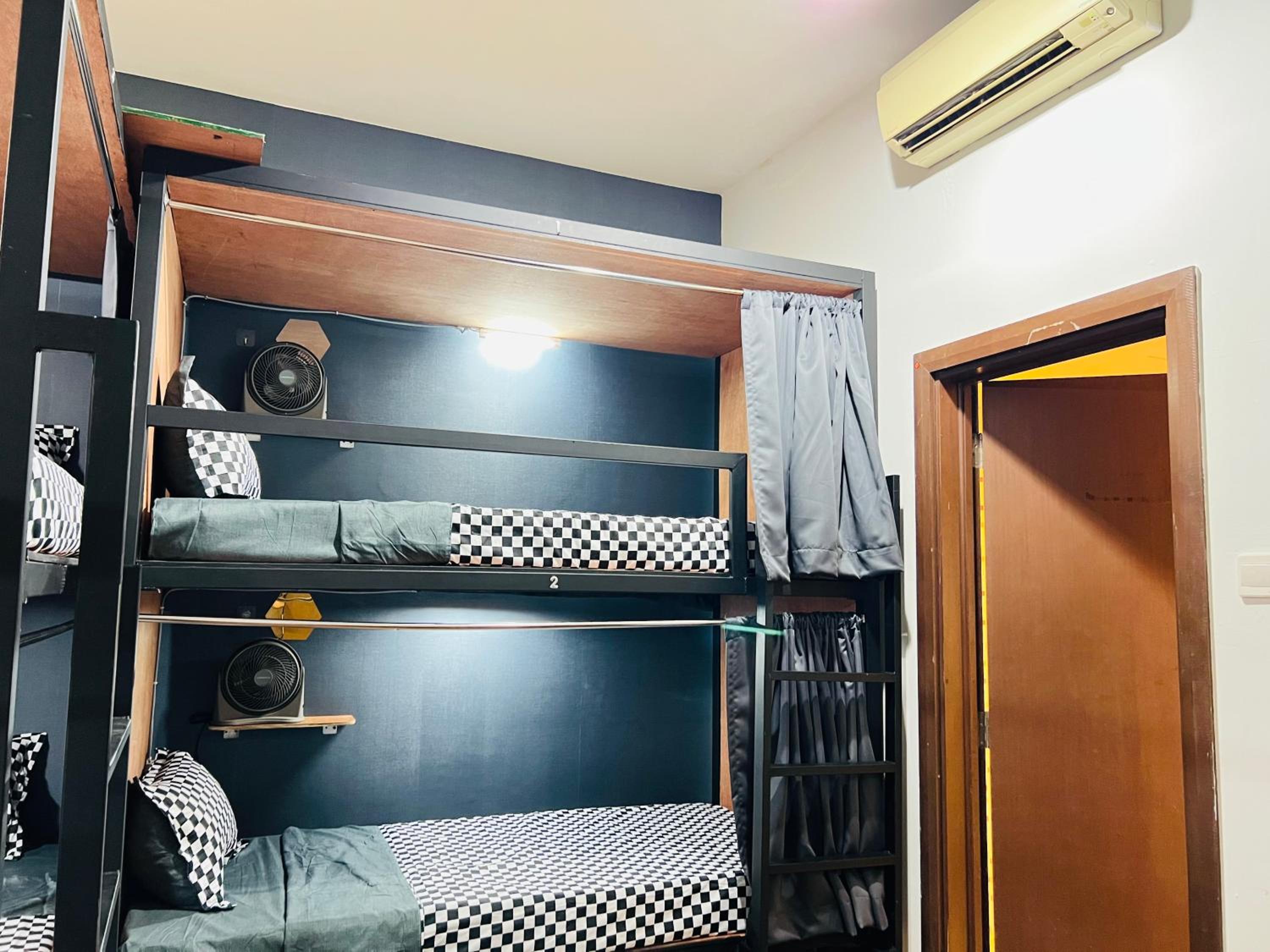 Empire Hostel Regalia