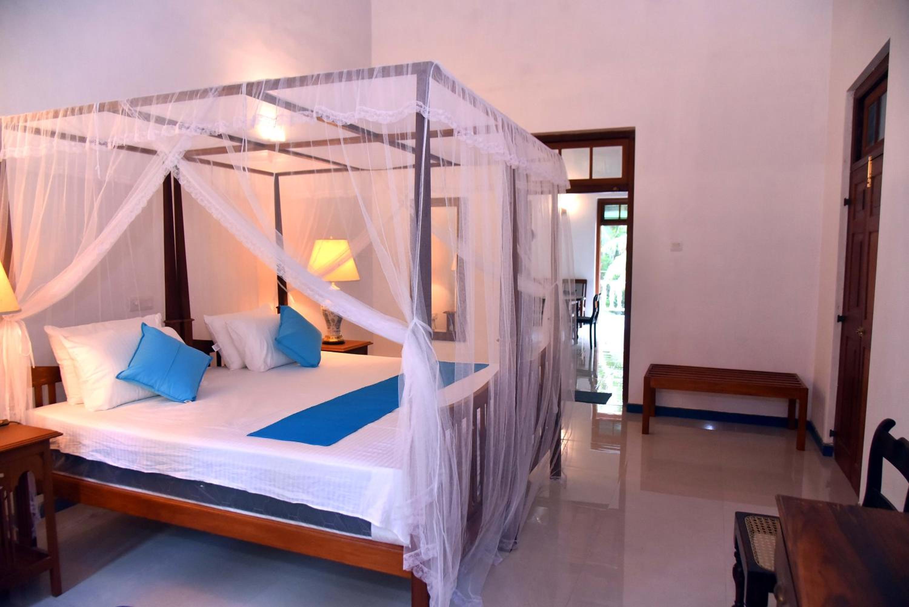 Mishthana Canal Resort view 3