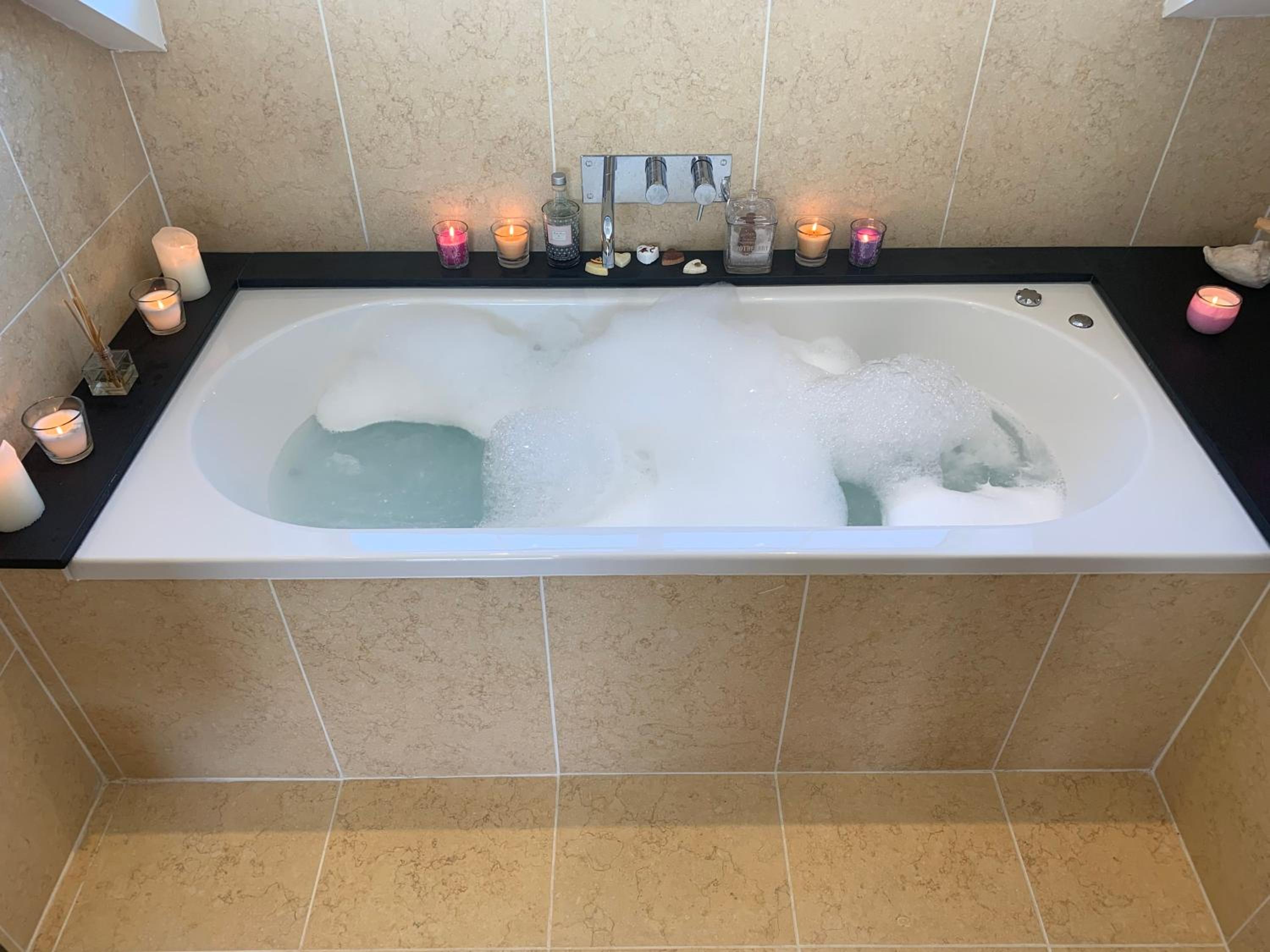 The Penthouse Bowness Tranquil Loft Jacuzzi Bath & Complimentary Cascades Spa Membership