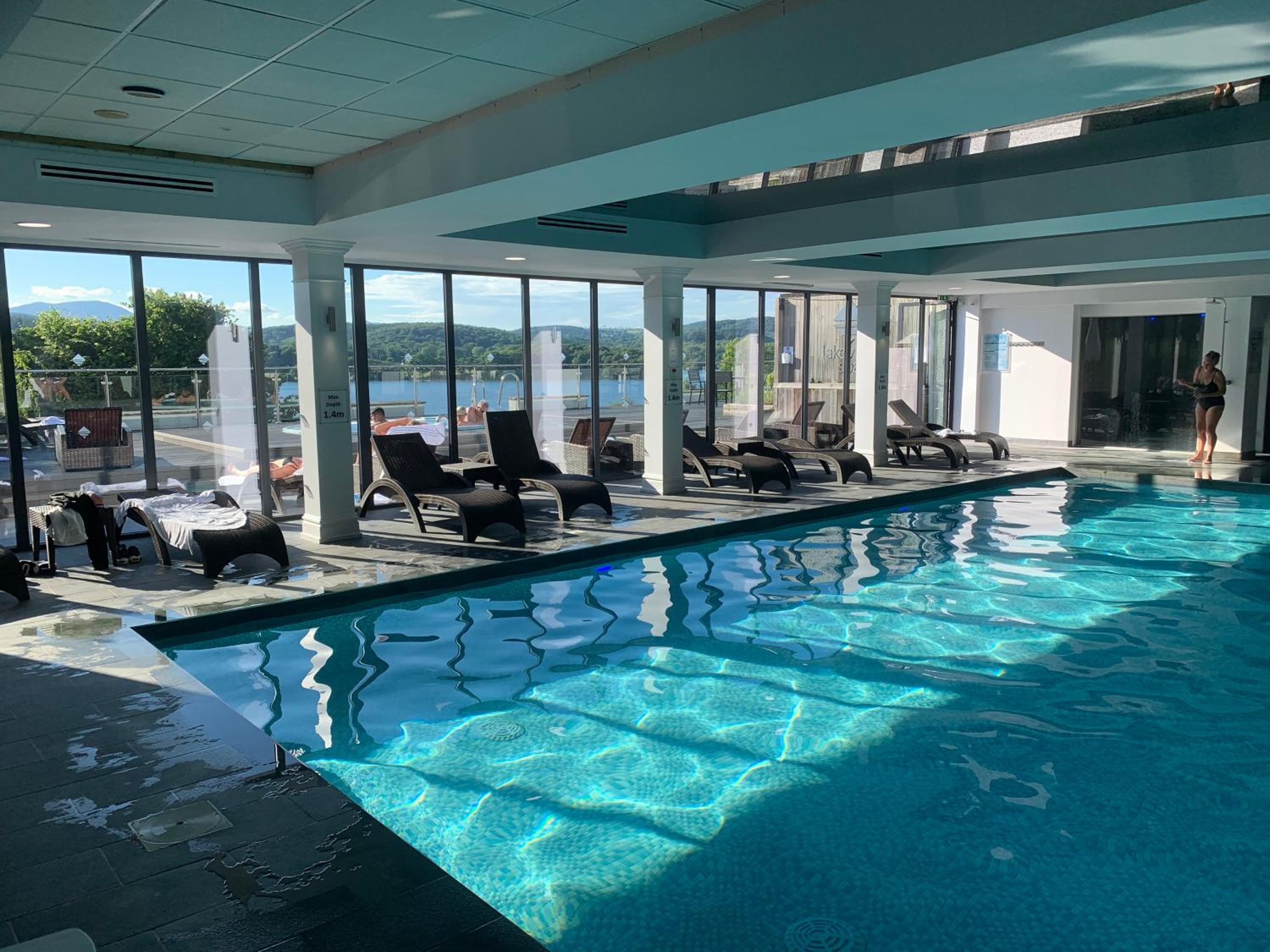 The Penthouse Bowness Tranquil Loft Jacuzzi Bath & Complimentary Cascades Spa Membership