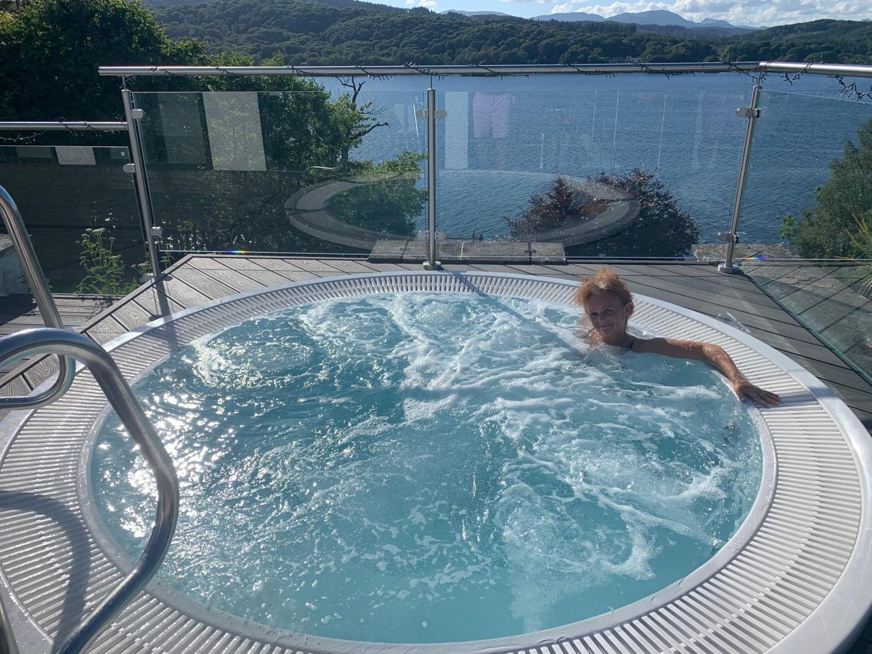 The Penthouse Bowness Tranquil Loft Jacuzzi Bath & Complimentary Cascades Spa Membership