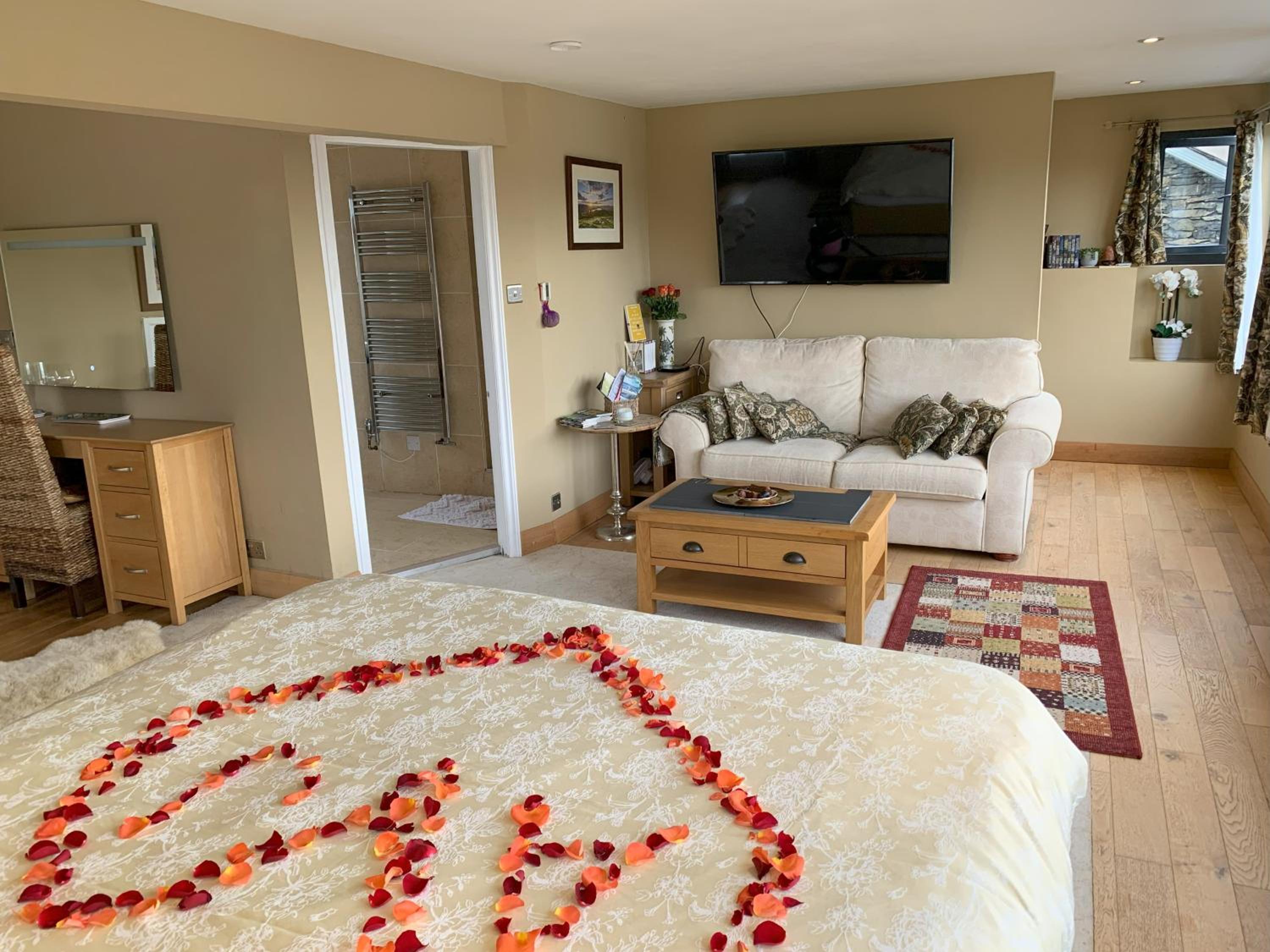 The Penthouse Bowness Tranquil Loft Jacuzzi Bath & Complimentary Cascades Spa Membership