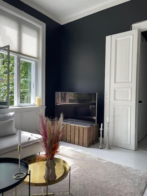 Cozy room by Royal Palace view 5