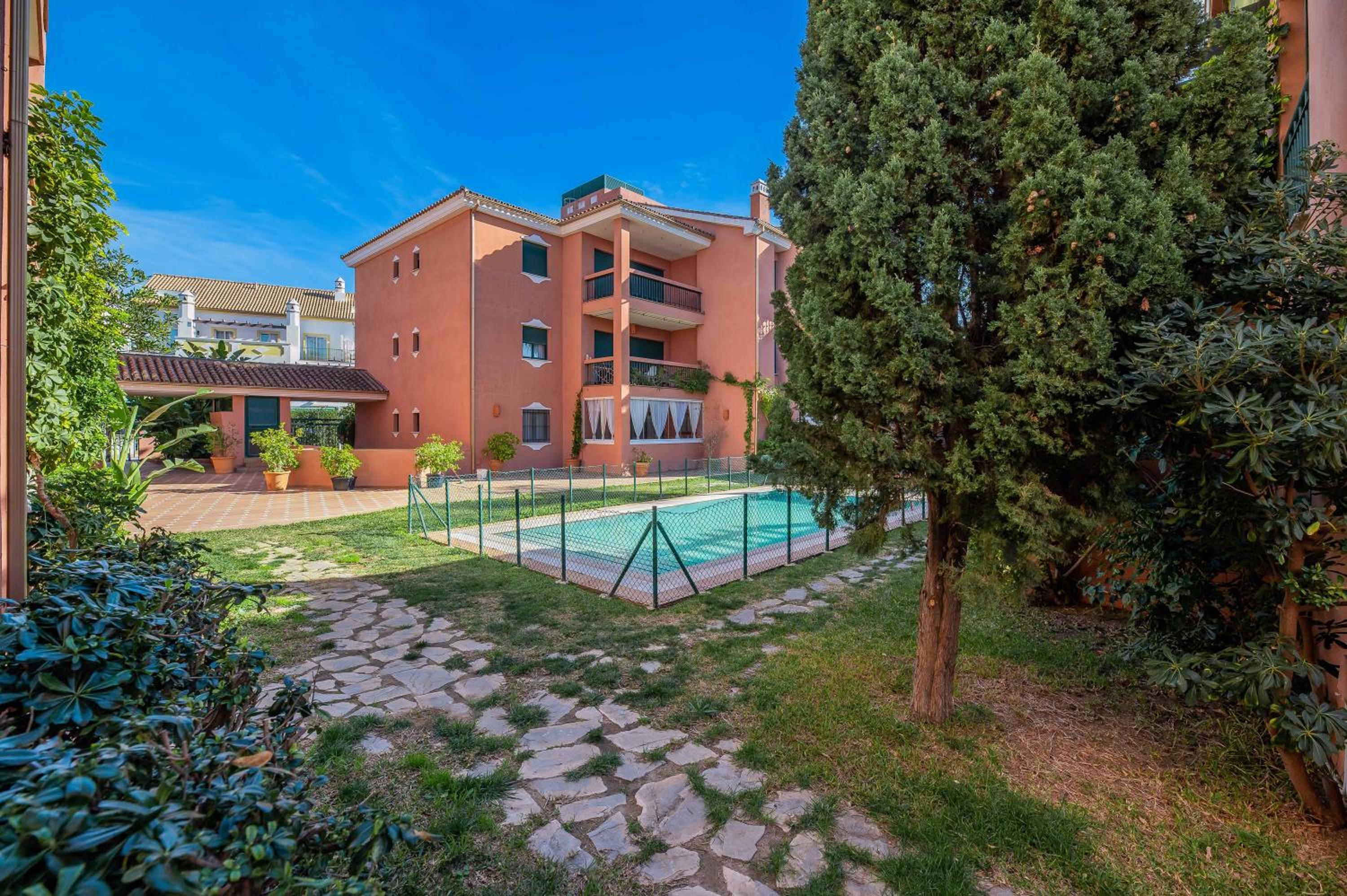 Cabopino, cerca de todo view 5