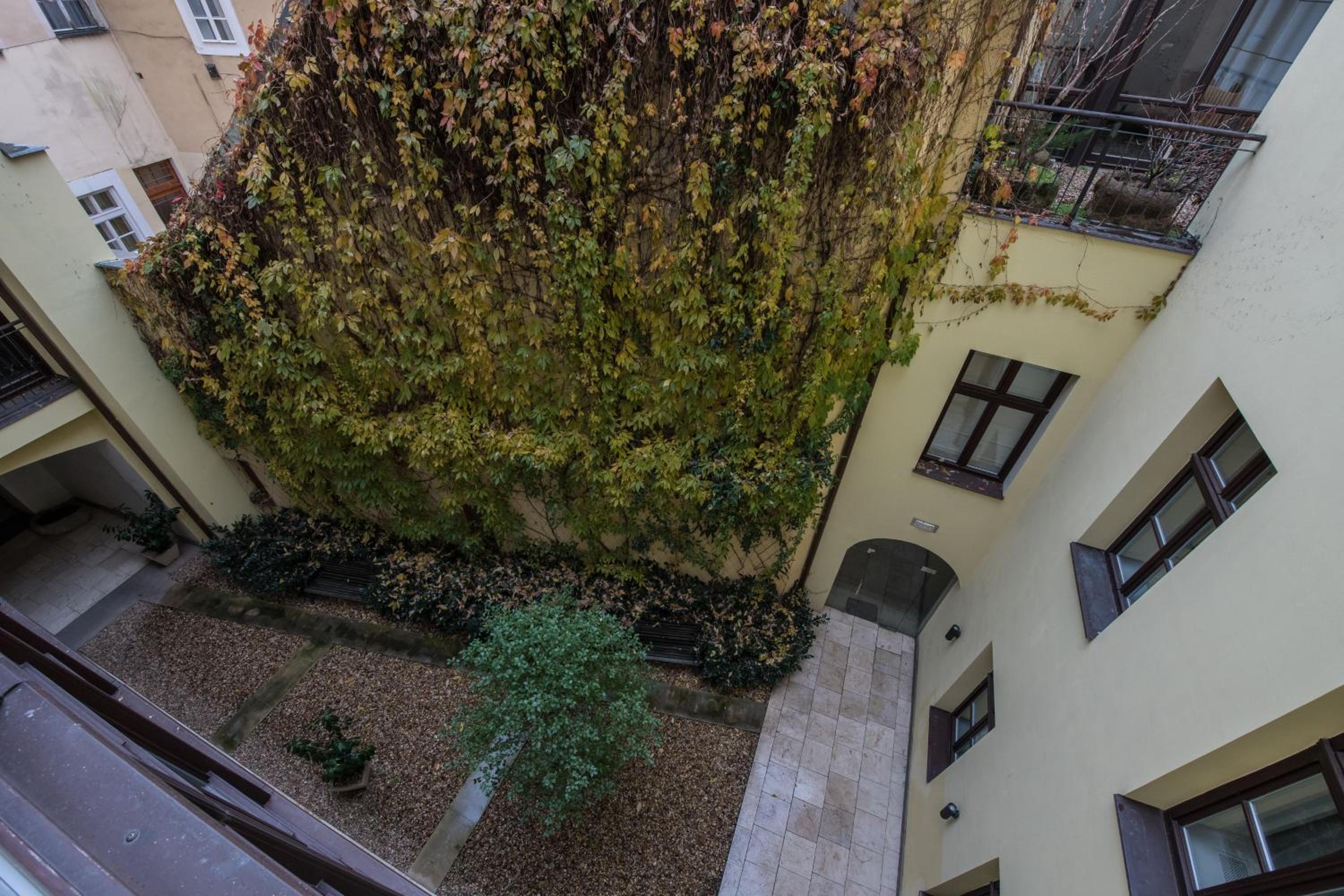 Upscale apartments in prime location near all sights