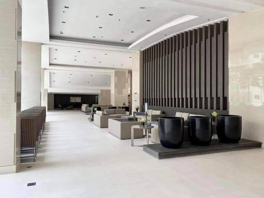 Da Residence-1BR in MOA w/ direct pool access view 2